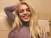 ЌЕРКА НА ЛЕГЕНДАРЕН ПЕЈАЧ ВО КРЕВЕТ СО НОВ ДЕЧКО Нејзиниот поранешен сопруг, 13 години постар, ѝ земал пари од сметката и половина од куќата, а сега таа ужива со него: „Мојата рака за емоционална поддршка“