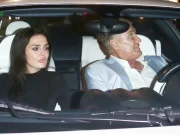 „Дедо и внука во брак“: Актерот кој ги заведуваше сите жени со еден поглед сега се бакнува со жена 38 години помлада