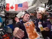 ВСЕЛЕНСКО МЕНИ: Дури 189 РАЗЛИЧНИ ОБРОЦИ се дизајнирани за четирите астронаути кои патуваат околу Месечината, ќе бидете изненадени кога ќе видите што им е достапно