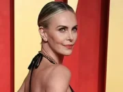 Нејзиниот изглед им пркоси на годините: Шарлиз Терон (50) покажа совршена линија во жолто бикини