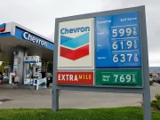 Цените на бензинот во САД скокнаа за 21,2 проценти за еден месец: највисоко од 1967 година