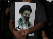 Ројтерс: Моџтаба Хамнеи се опоравува од нападот; лицето му е обезличено, но учествува на состаноци