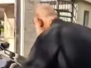 (Видео) Хаос во Софија: Свештеник го запре возилото на министерката за надворешни работи и ја навердуваше