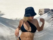 Цел Белград „лудуваше“ по неа, а сега таа шета низ Дубаи во скандалозно безобразен костим за капење