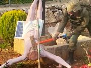 Израелски војник со чекан уништи статуа на Исус во Либан
