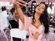 Тајната на Ирина Шајк што сакаше да ја сокрие: Со помош на овој евтин производ, нејзината кожа секогаш сјае