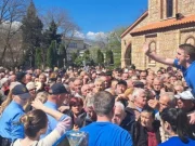 Полицијата спречи стампедо при делење бесплатни јајца пред Велигден