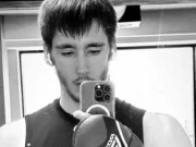 Жешки фотографии од синот на Харис Џиновиќ: Младиот Кан го покажа своето извајано тело
