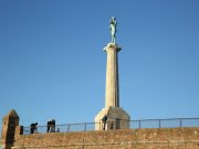 Голема драма на Калемегдан! Девојка (15) падна од ѕидот кај „Победник“